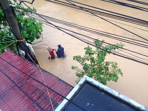 Điện[-]Biên:[-]Đập[-]Huổi[-]Củ[-]bị[-]vỡ,[-]xe[-]máy[-]trôi[-]khắp[-]thị[-]trấn